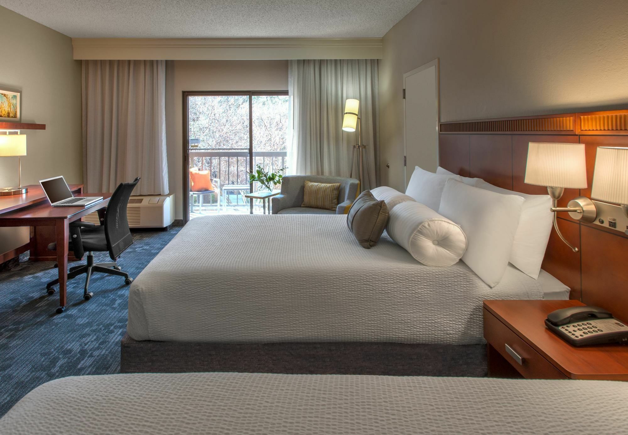 Courtyard Dallas Addison Midway Exterior photo